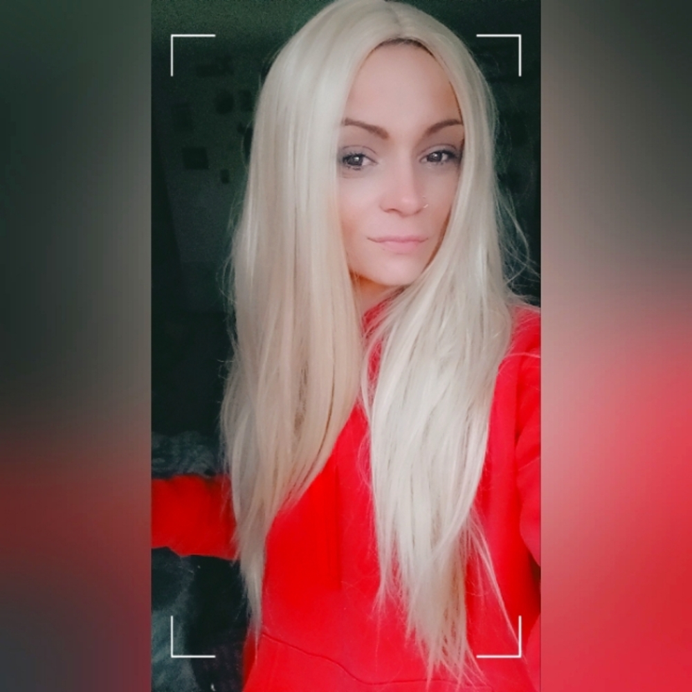 NWOT NEVER BEEN WORN BLONDE STRAIGHT WIG